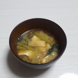 小松菜、油揚げ、千切りキャベツの味噌汁